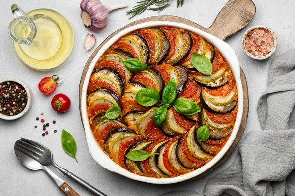 Comment réaliser une ratatouille niçoise avec des légumes confits à l'huile d'olive ?