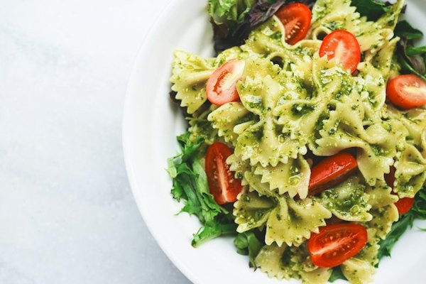 Comment préparer une salade de pâtes méditerranéenne avec une vinaigrette au pesto ?